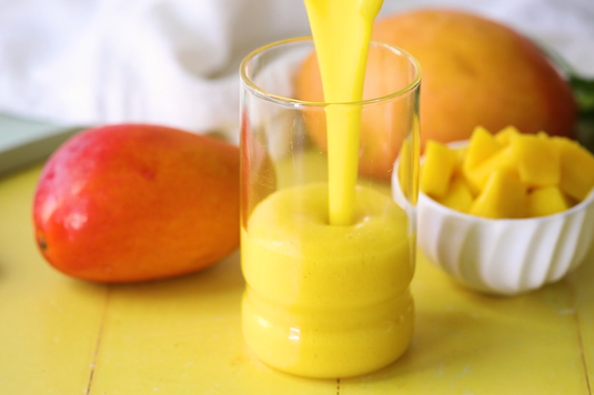 Освежаващо смути от манго