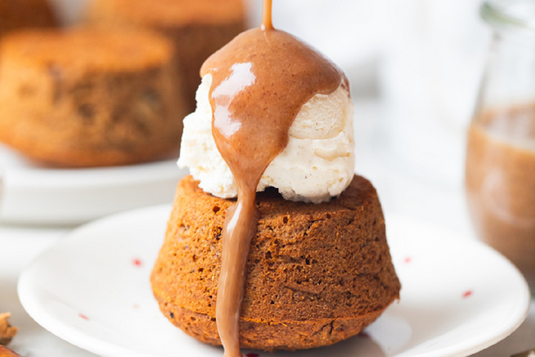 Безглутенов карамелен пудинг с фурми