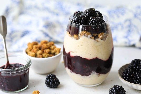 Парфе с къпини и бананов сладолед