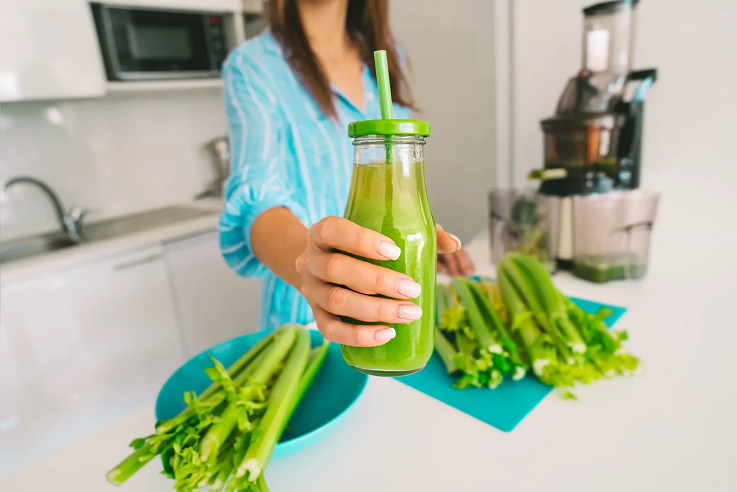 HOW CELERY STEM JUICE HELPS IN PREGNANCY AND BREASTFEEDING