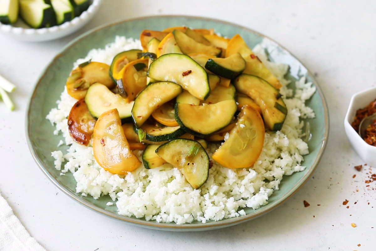 ZUCCHINI AND SUMMER SQUASH STIR-FRY OVER CAULIFLOWER RICE – Природник